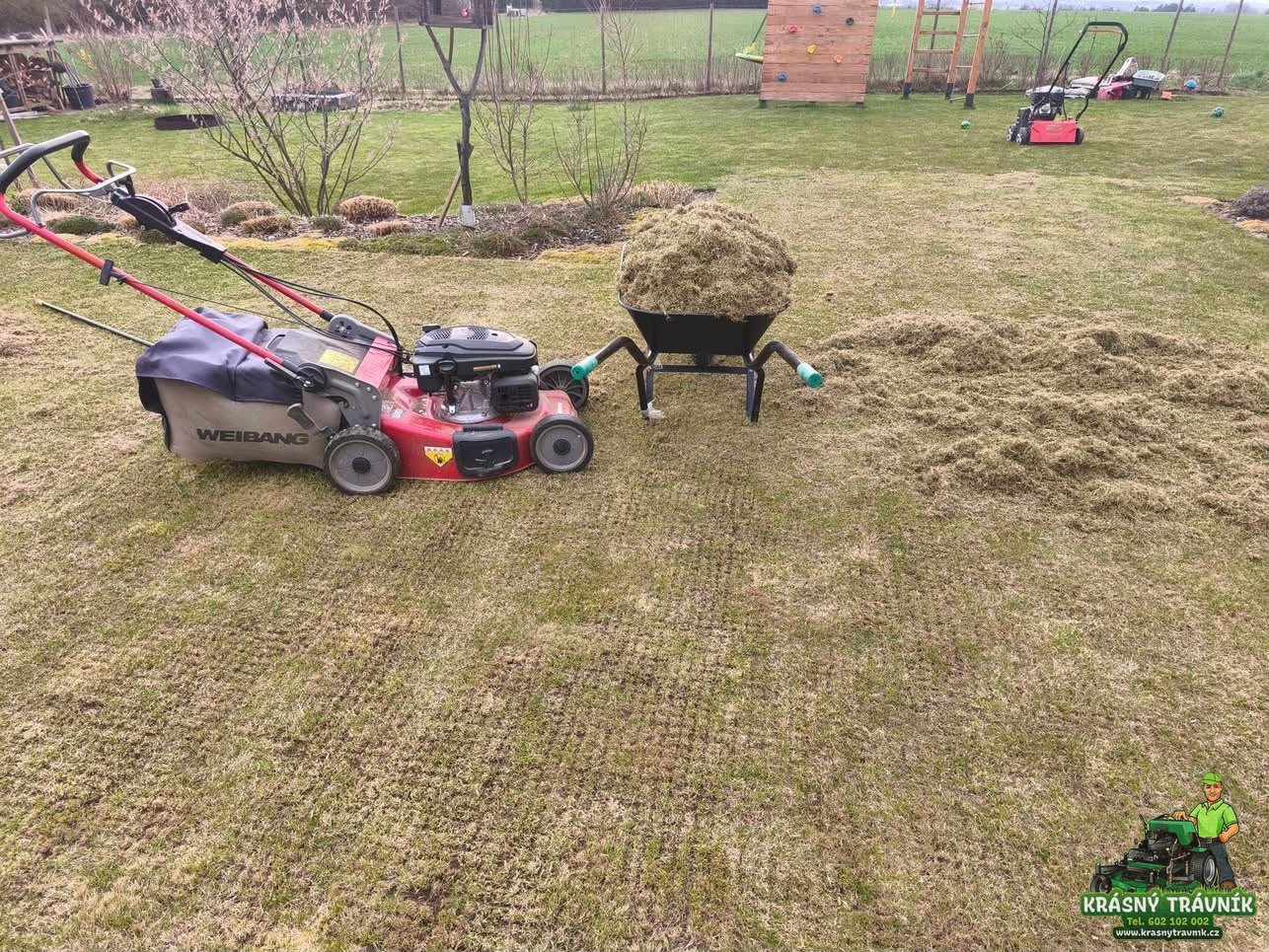 Trávník během renovace — vertikutace a úklid stařiny